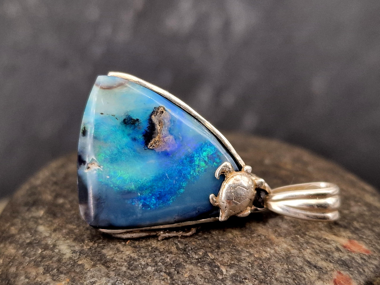 LeoLars-PABE Picture Stone Lightning Ridge Opal Design Anhänger aus 925er Silber, mit Meeresschildkröte, Atollblick, blau-grünes Opalfeuer, Unikat, Handarbeit, Unisex