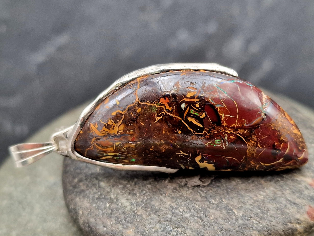 LeoLars-PABE Boulder Opal Anhänger in fließendem Halbrahmen aus 925er Silber, Picture Stone mit herrlichem Muster und partiellem Opalfeuer, Unikat, Handarbeit, Unisex