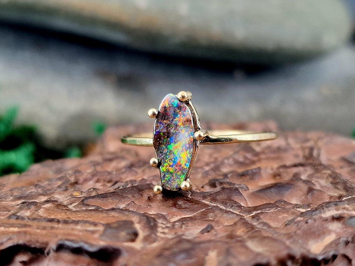 LeoLars-PABE Feiner und zarter 585er Gelbgold Ring, Boulder Opal mit Multicolor Opalfeuer, Gr.56 (18), Unikat, Handarbeit