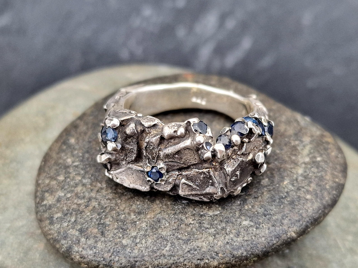 LeoLars-PABE Blauer Saphir Design Ring The Rock, aus 925er Silber, teilgeschwärzt, Gr.63 (20), kunstvolle Stein Struktur mit eingearbeiteten Saphiren, Unisex, Unikat, Handarbeit