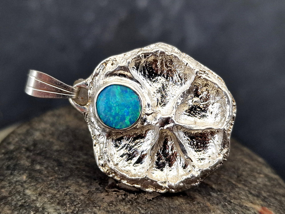LeoLars-PABE Lightning Ridge Opal Design Anhänger aus 925er Silber, echte abgeformte Mini Zitronenscheibe, Opalfeuer in grün und blau, Unikat, Handarbeit, Unisex