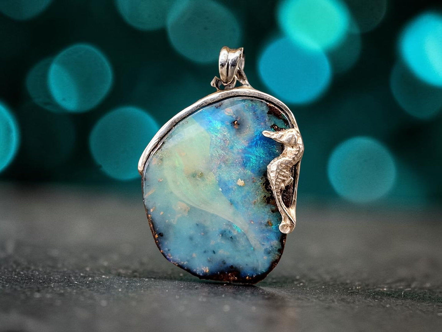 LeoLars-PABE Maritimer Boulder Opal Design Anhänger mit Seepferdchen aus 925er Silber, Picture Stone mit Blick auf ein Atoll, blau grünes Opalfeuer, Unikat,Unisex