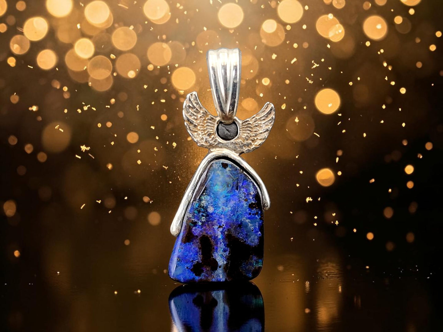 LeoLars-PABE Boulder Opal Design Anhänger aus 925er Silber, himmlisches blaues Opalfeuer, mit kleinen Flügeln, Picture Stone, Unikat, Handarbeit, Unisex