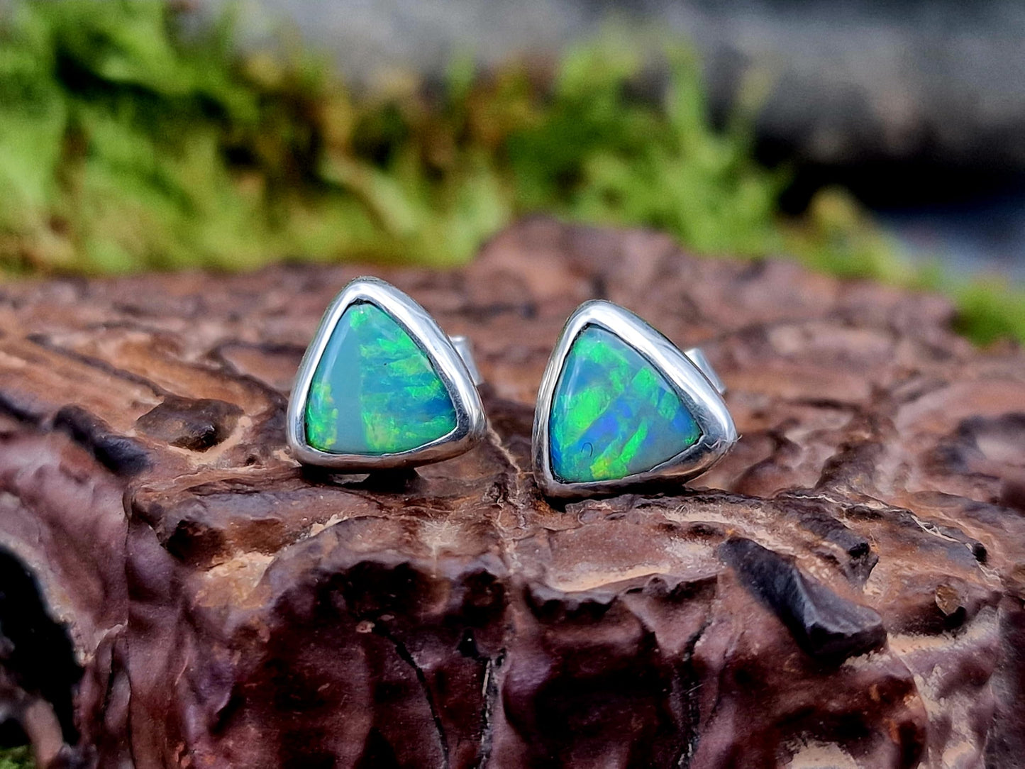 Coober Pedy Semi Chrystal Opal Ohrstecker aus 925er Silber, herrliches Multicolor Opalfeuer, Stecker mit Flügelmuttern, Unikat, Handarbeit