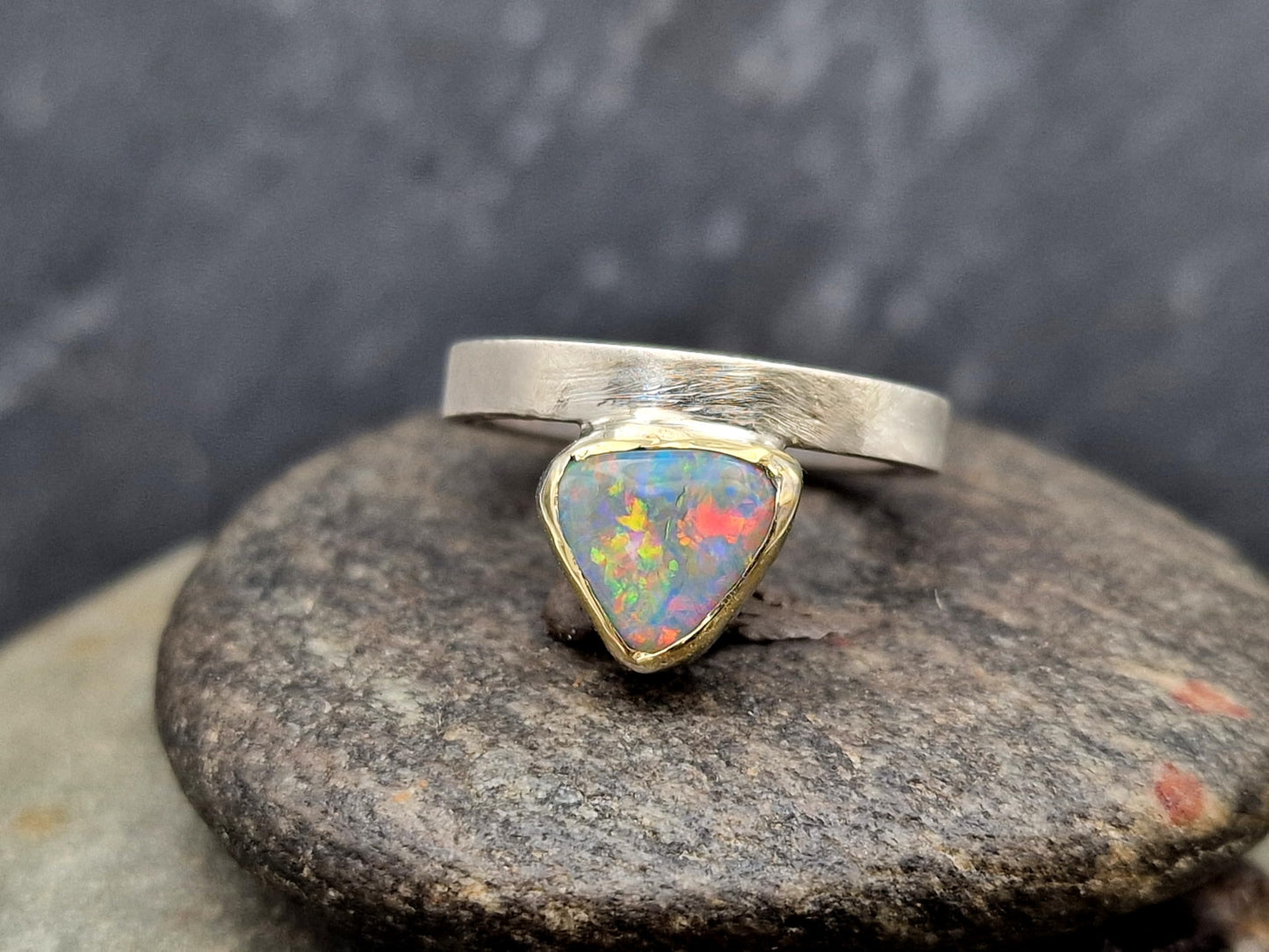 LeoLars-PABE Coober Pedy Chrystal Opal Design Ring aus 925er Silber, Gr. 57,5 (18,3), Opal mit Multicolor Opalfeuer in Gelbgold Fassung, Unikat, Handarbeit
