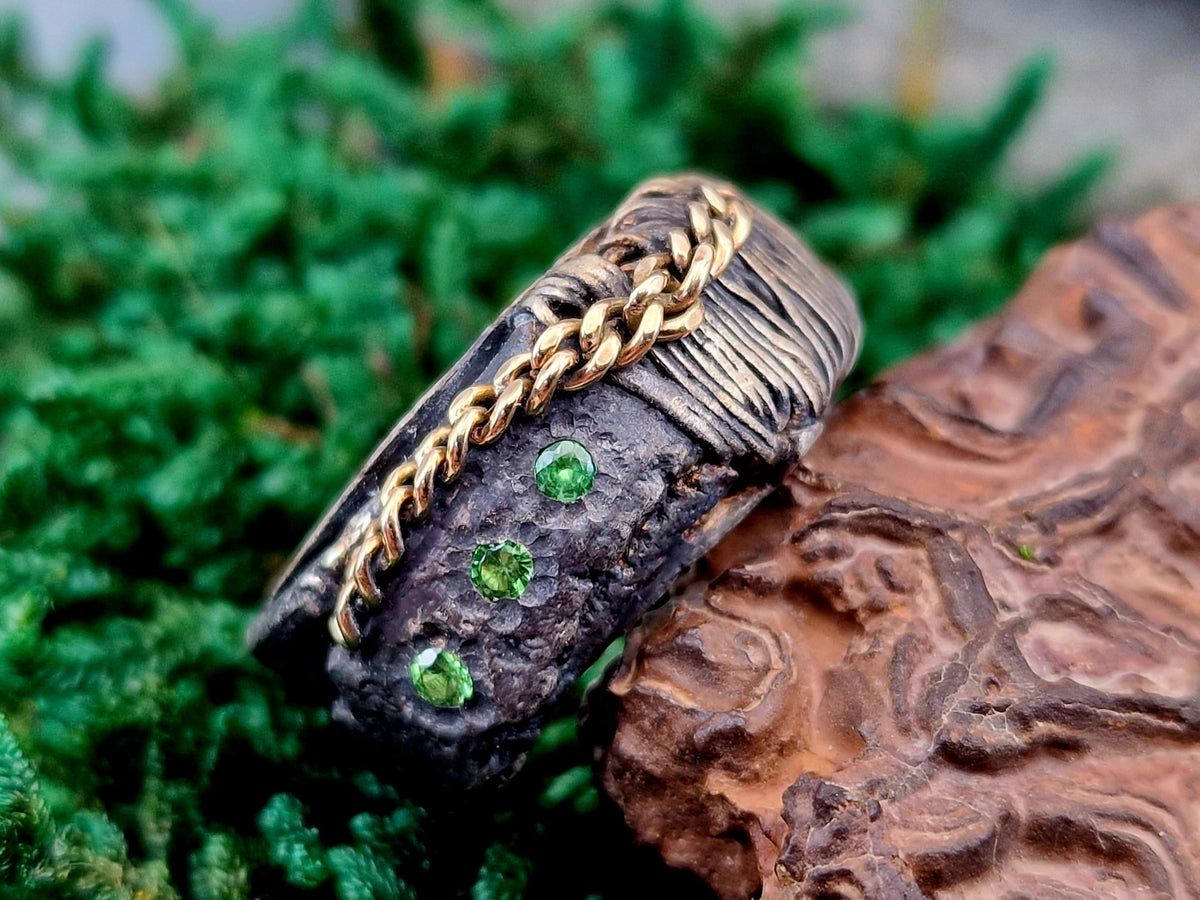 LeoLars-PABE Tsavorit Design Ring aus geschwärztem 925er Silber, Gr.62 (19,7), 3 knallige rund facettierte Tsavorite, 585er Gelbgold Kette als Designelement, Used Look, Unikat, Handarbeit, Unisex