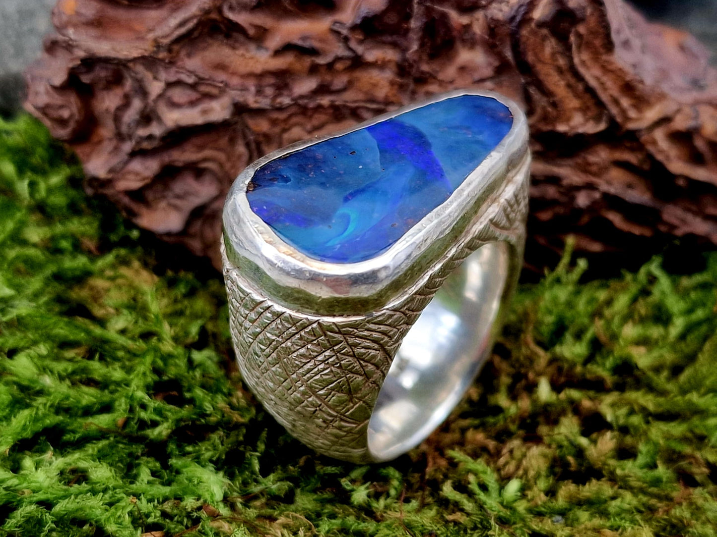 LeoLars-PABE sehr großer und schwerer Boulder Opal Design Ring aus 925er Silber, Gr.61 (19,5), mit Oberflächen Struktur, Opal mit blauem und grünen Opalfeuer, Unisex, Unikat, handarbeit