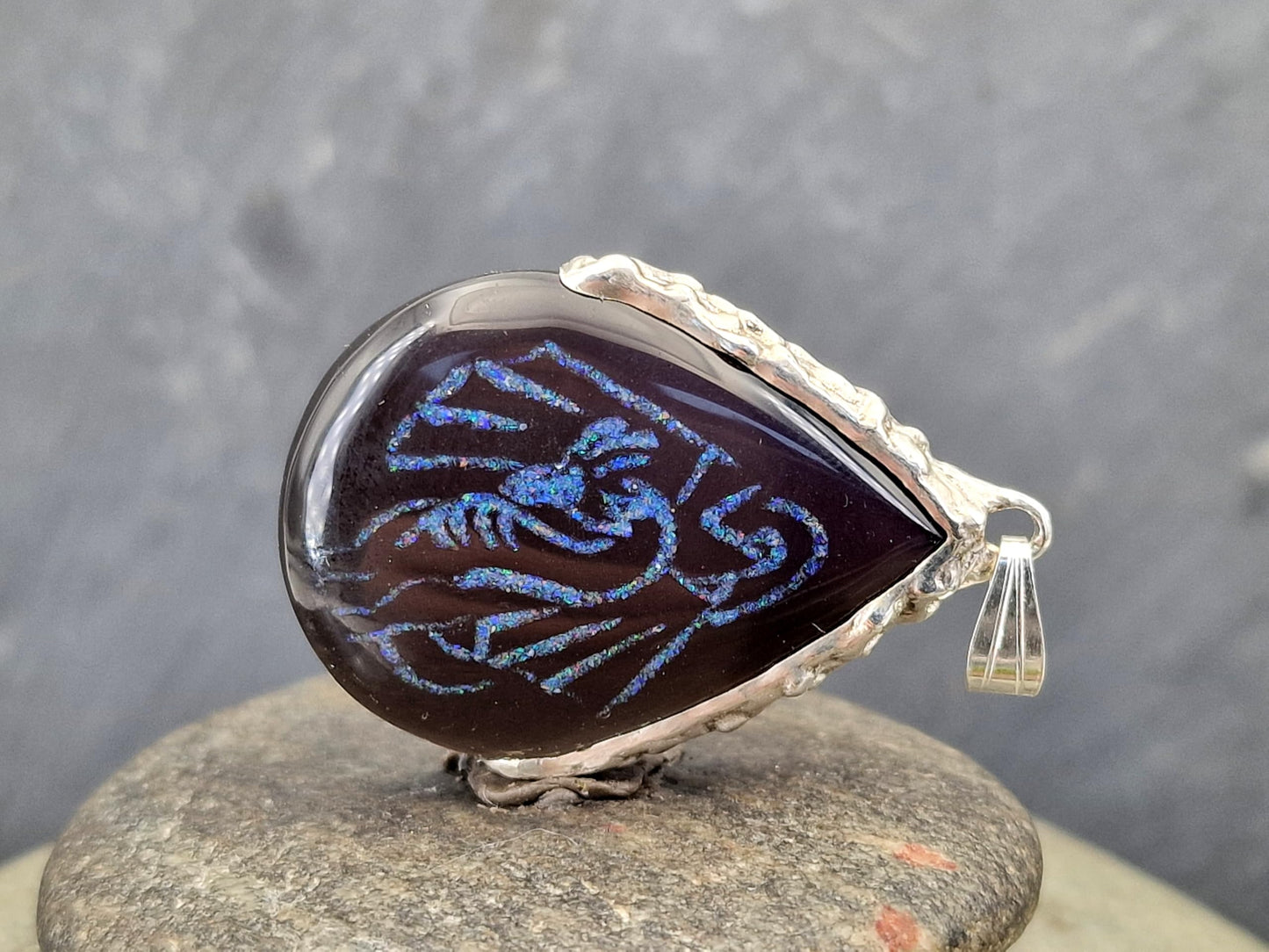 LeoLars-PABE Gecarvter Obsidian Design Anhänger mit Drache aus bunten Opalsplittern, aus 925er Silber mit organisch natürlicher Oberfläche, Drachenanhänger, Unisex, Unikat, Handarbeit