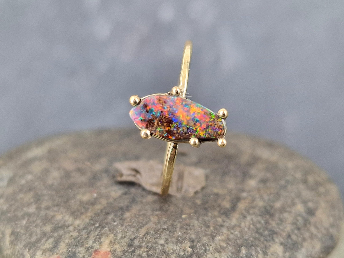 LeoLars-PABE Feiner und zarter 585er Gelbgold Ring, Boulder Opal mit Multicolor Opalfeuer, Gr.56 (18), Unikat, Handarbeit