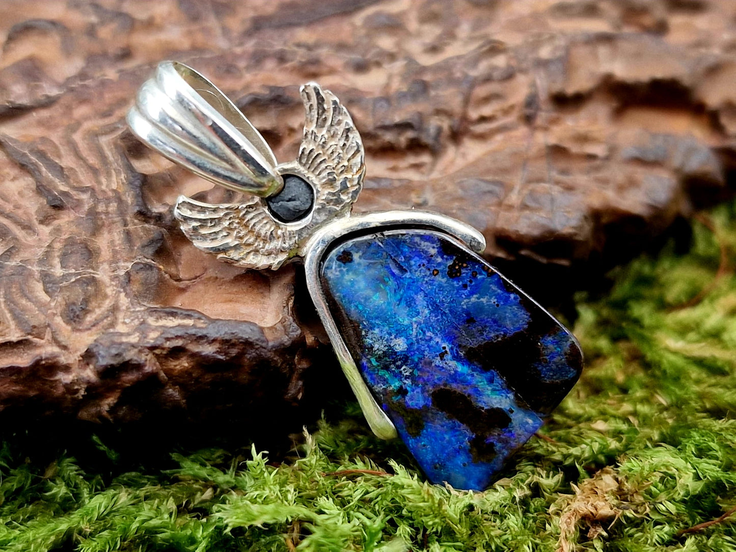 LeoLars-PABE Boulder Opal Design Anhänger aus 925er Silber, himmlisches blaues Opalfeuer, mit kleinen Flügeln, Picture Stone, Unikat, Handarbeit, Unisex