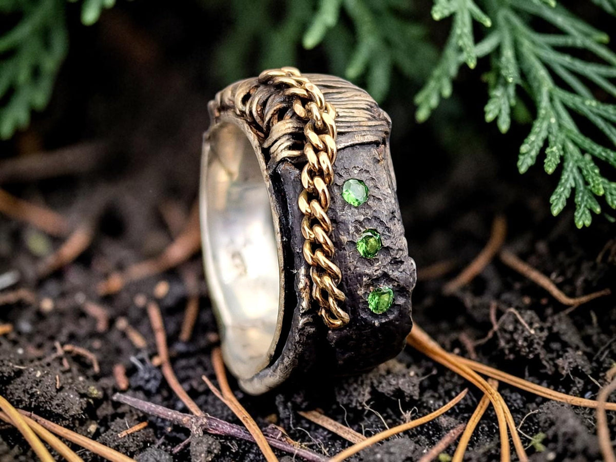 LeoLars-PABE Tsavorit Design Ring aus geschwärztem 925er Silber, Gr.62 (19,7), 3 knallige rund facettierte Tsavorite, 585er Gelbgold Kette als Designelement, Used Look, Unikat, Handarbeit, Unisex