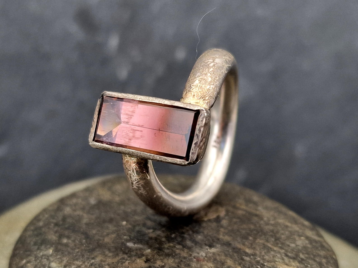 LeoLars-PABE Zweifarbiger Turmalin Design Ring aus 925er Silber, Stein von Pfirsich bis Rosa Farben, verdrehte und mattierte Ringschiene, Gr. 62 (19,7), Unikat, Handarbeit, Unisex