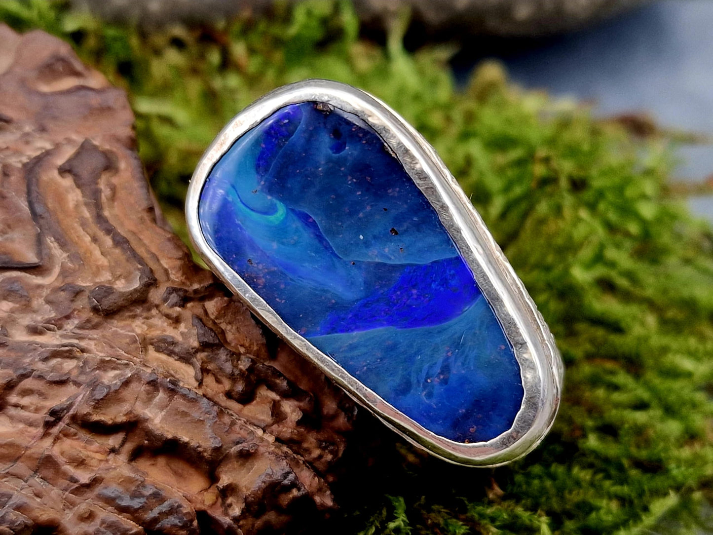 LeoLars-PABE sehr großer und schwerer Boulder Opal Design Ring aus 925er Silber, Gr.61 (19,5), mit Oberflächen Struktur, Opal mit blauem und grünen Opalfeuer, Unisex, Unikat, handarbeit