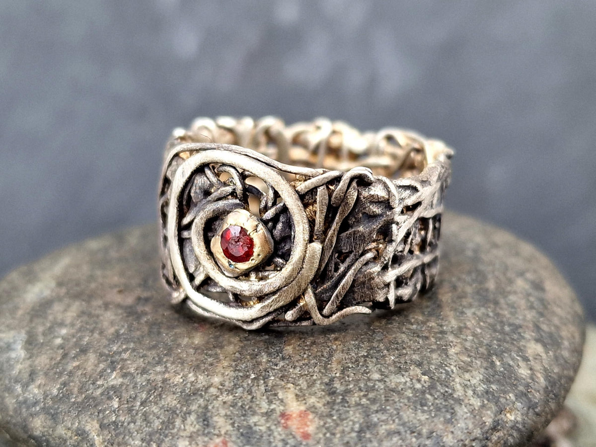 LeoLars-PABE Magischer roter Saphir Design Ring, Gr. 59 (18,7), aus 925er Silber, teilgeschwärzt mit 585er Gelbgold Fassung, organisch, Spirale des Lebens, Unikat, Handarbeit