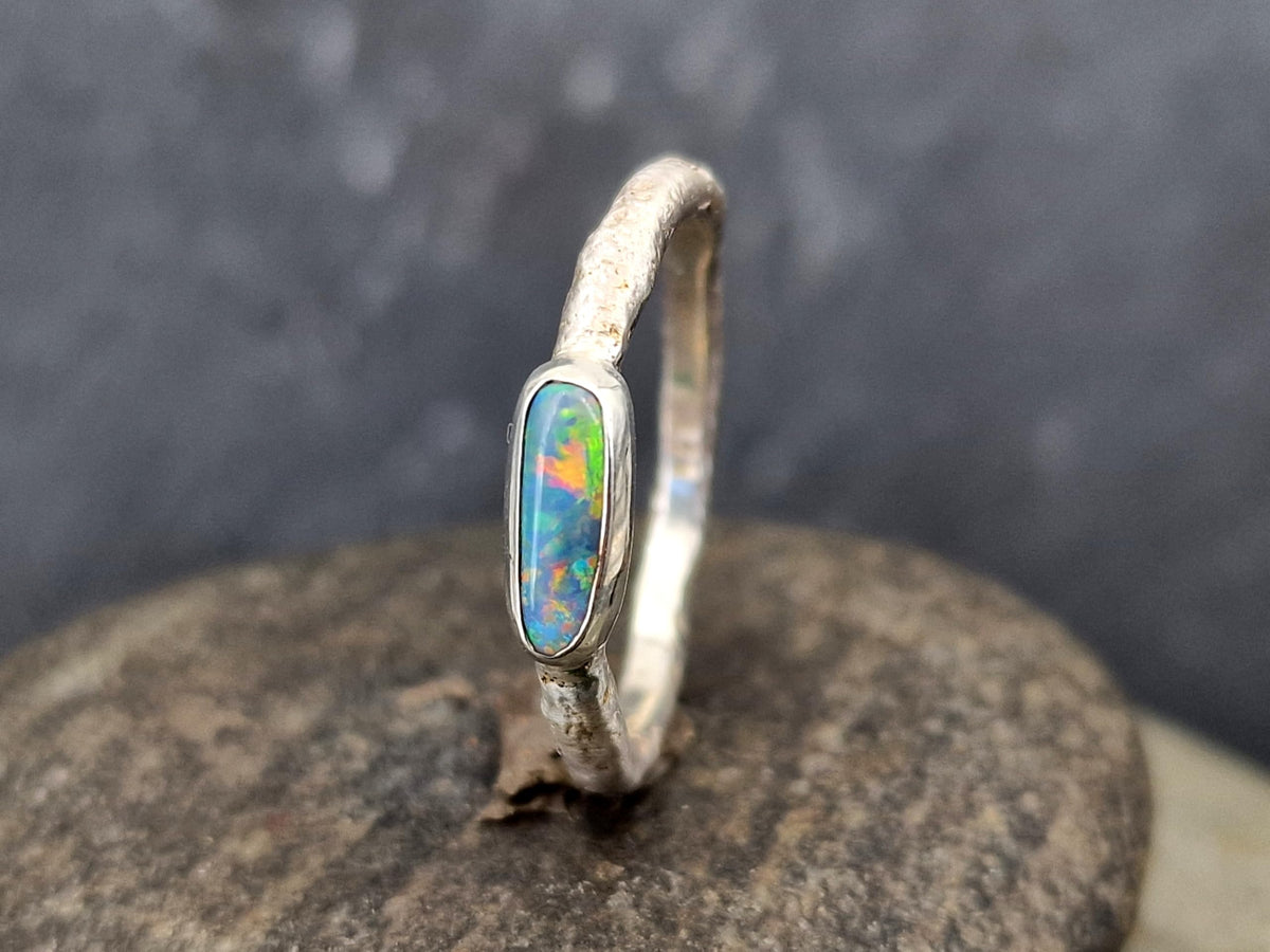 LeoLars-PABE Lightning Ridge Opal Design Ring, Gr. 60(19,3), aus 925er Silber, gehämmert, Multicolor Opalfeuer, Unikat, Handarbeit