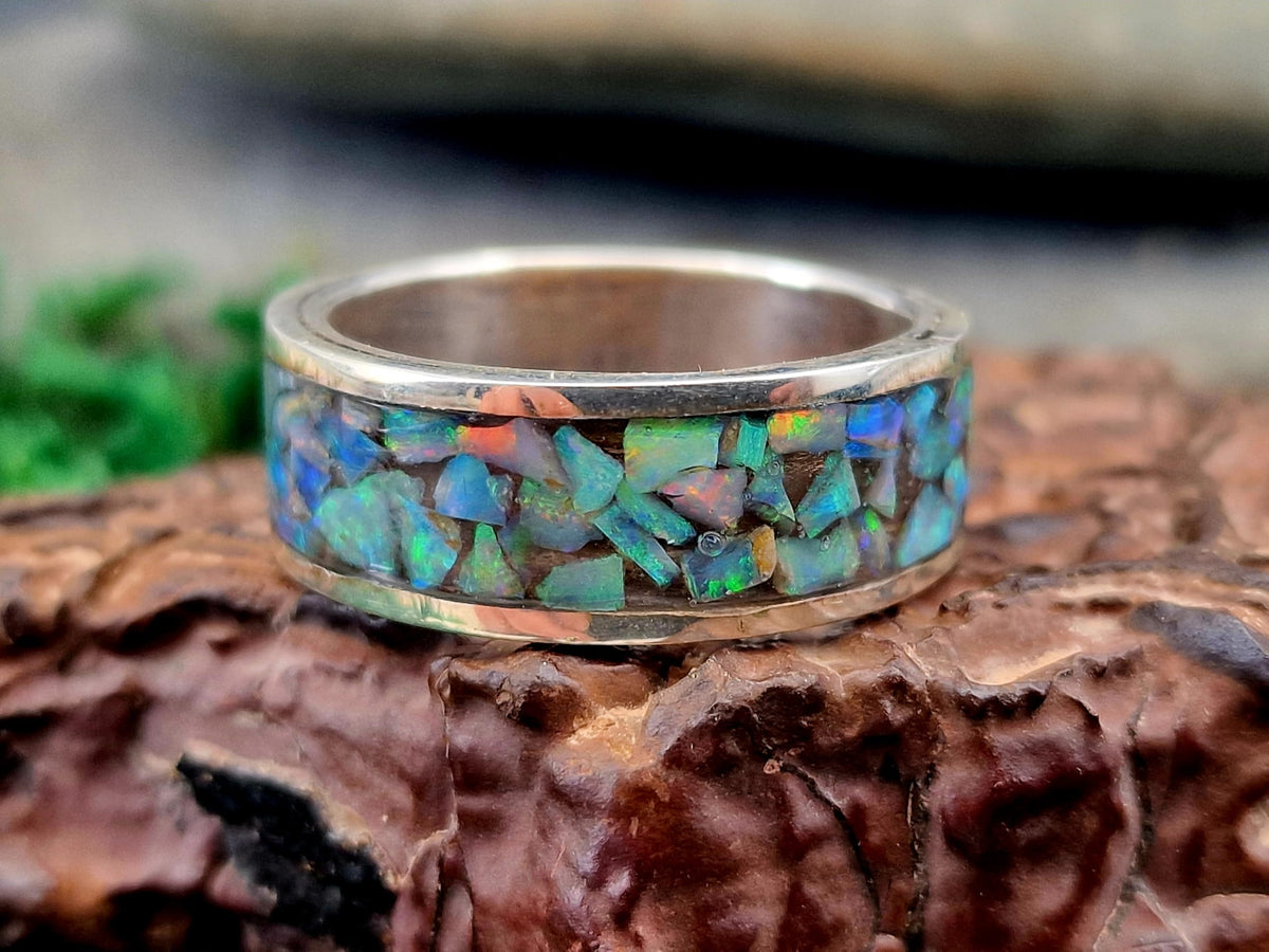 LeoLars-PABE Lightning Ridge Opalchips Design Ring, Gr. 65-66 (20,8), aus 925er Silber, Multicolor Opalfeuer, 360 Grad eingegossen in Kunstharz, Nr.2, Unisex, Unikat, Handarbeit