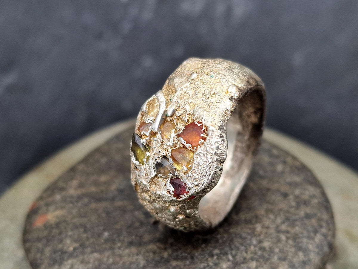 LeoLars-PABE Sandguss Design Chaos Ring, Gr.61 (19,5), aus 925er Silber in Sigelring Optik mit echten eingegossenen Saphiren und Rubin, Handarbeit, Unikat, Unisex, Nr.165