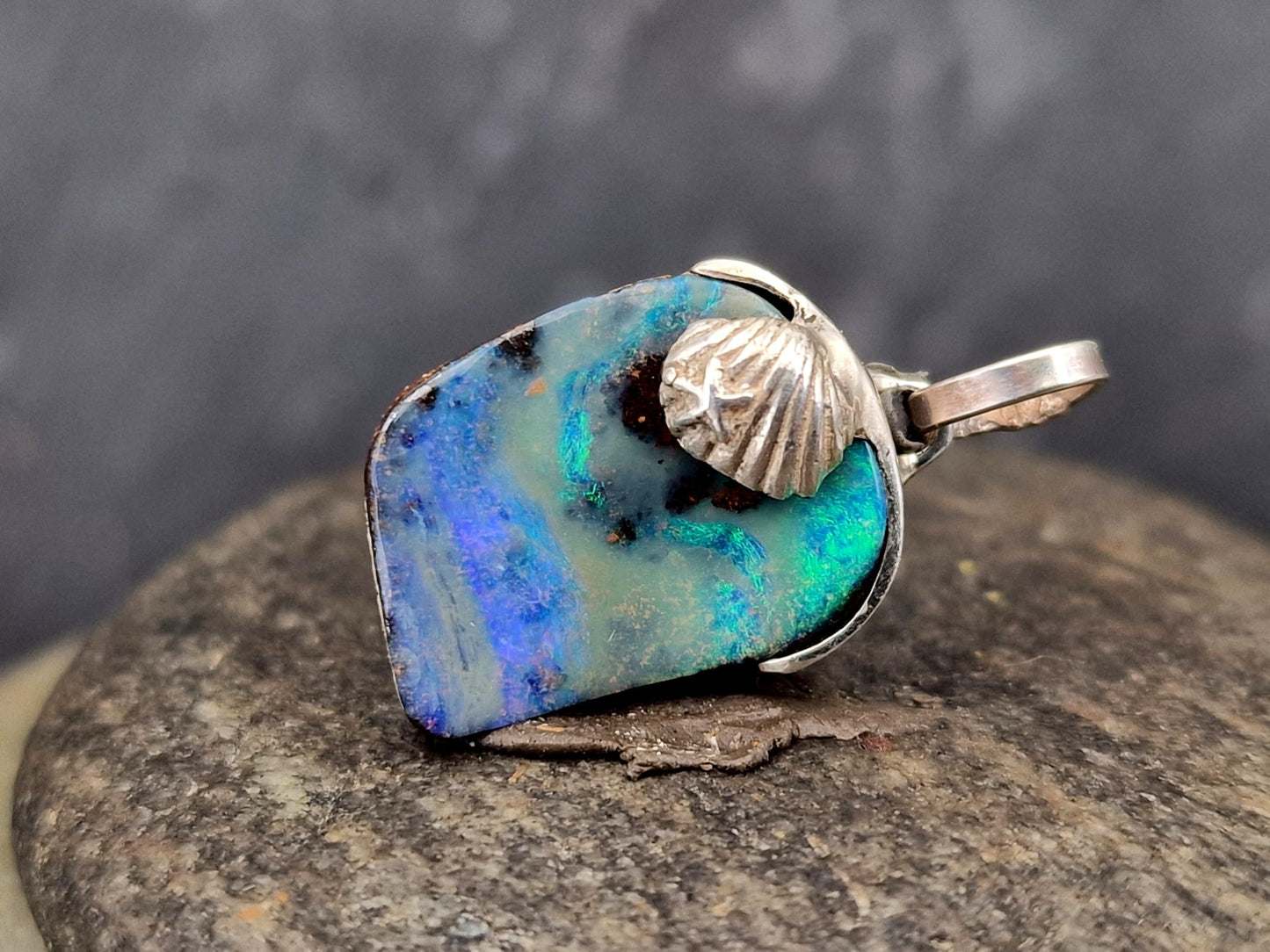 LeoLars-PABE Boulder Opal Anhänger, maritimes Design aus 925er Silber mit Muschel und Seestern, blau-grünes Opalfeuer, Unikat, Handarbeit, Unisex