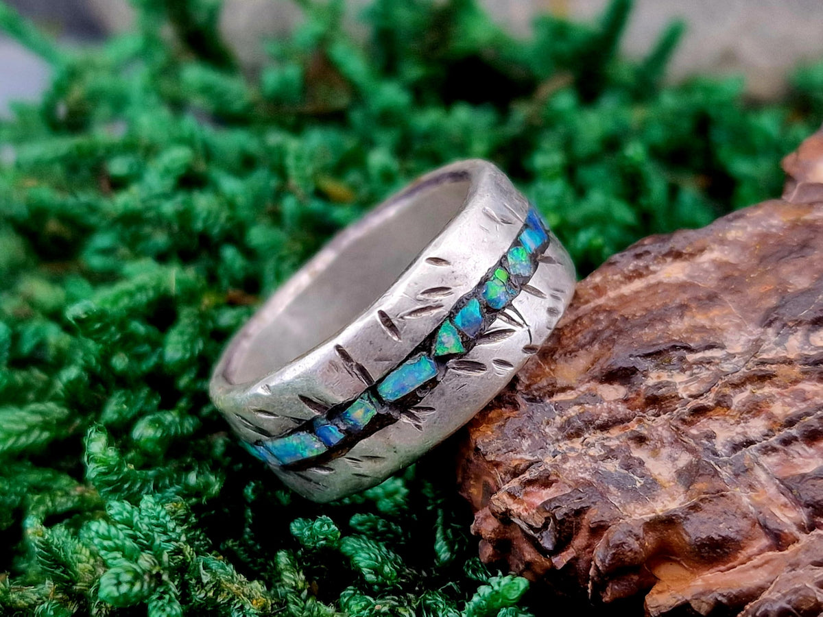 LeoLars-PABE Lightning Ridge Opalsplitter teilgeschwärzter Design Ring aus 925er Silber, Gr. 55 (17,5), buntes Opalfeuer in Kunstharz, gehämmert, Unikat, Handarbeit