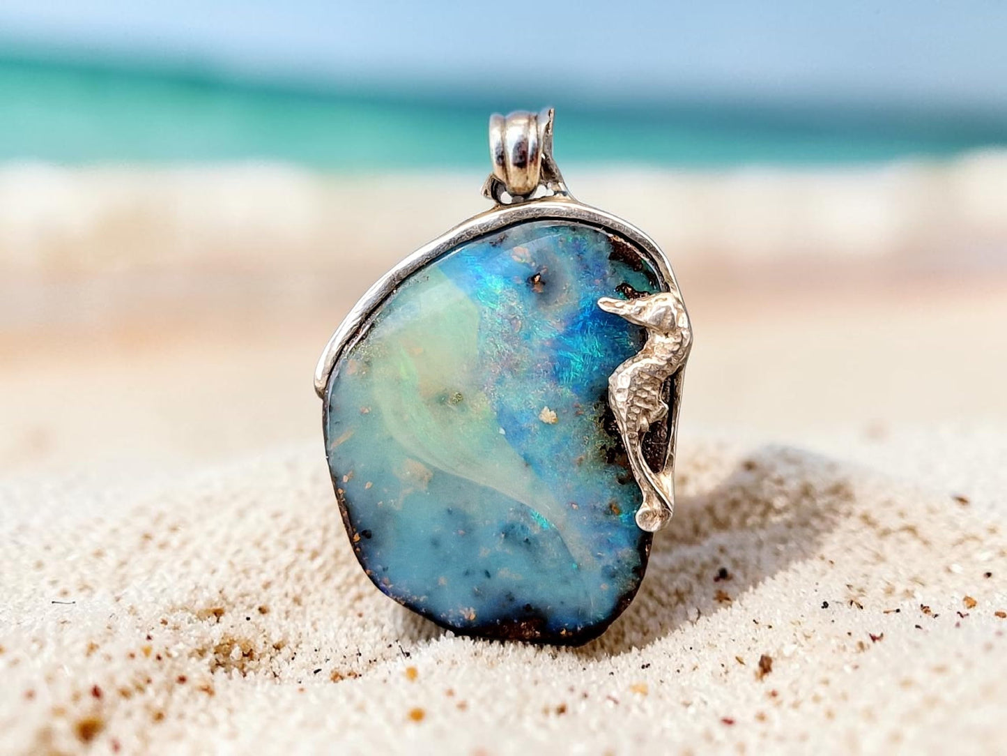 LeoLars-PABE Maritimer Boulder Opal Design Anhänger mit Seepferdchen aus 925er Silber, Picture Stone mit Blick auf ein Atoll, blau grünes Opalfeuer, Unikat,Unisex