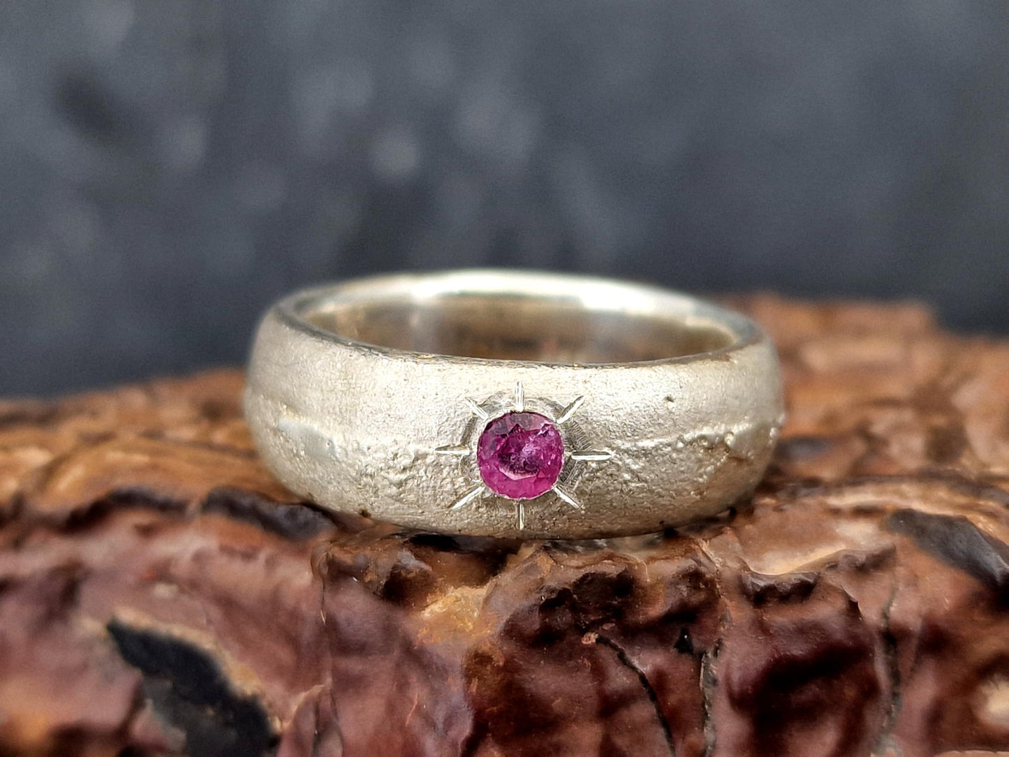 LeoLars-PABE Design Sandguss Ring, Gr.58 (18,5), Nr.163, aus 925er Silber mit eingeriebenem pinkfarbenem Saphir, typische Oberflächenstruktur, Design, Unikat