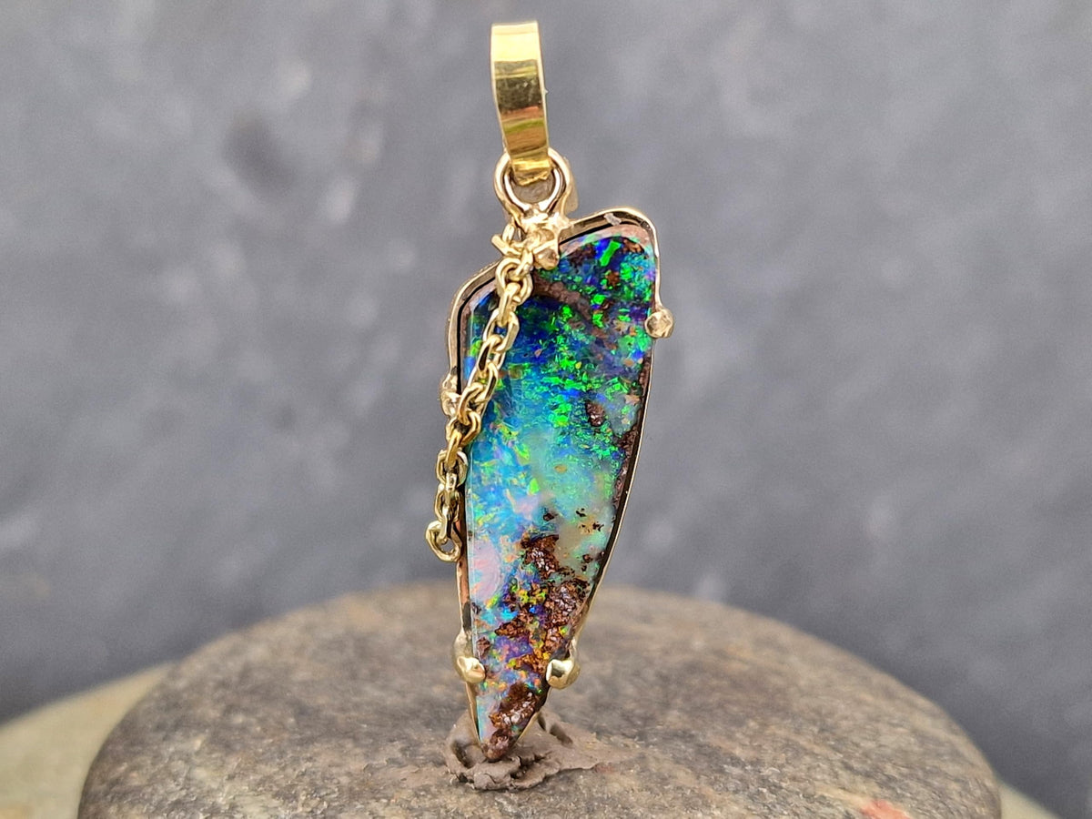 LeoLars-PABE Traumhafter Boulder Opal Design Anhänger aus 585er Gelbgold, Opal mit herrlichem brilliantem Multicolor Opalfeuer, Krappenfassung, Goldkette als Designelement, Unikat, Handarbeit, Unisex