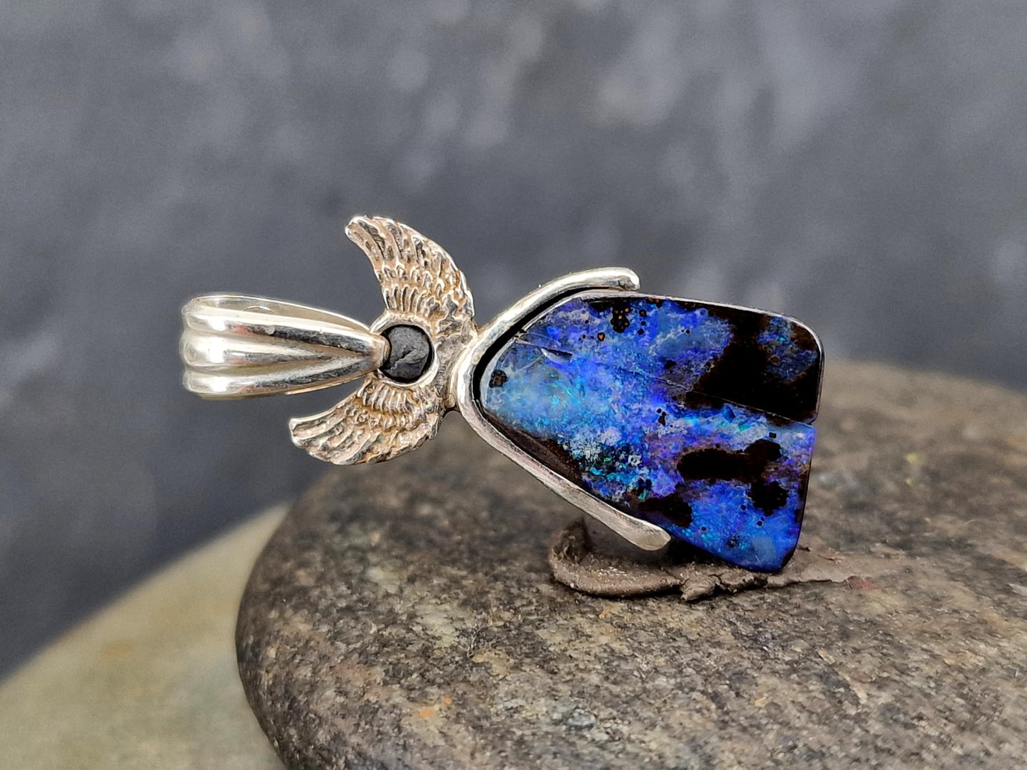 LeoLars-PABE Boulder Opal Design Anhänger aus 925er Silber, himmlisches blaues Opalfeuer, mit kleinen Flügeln, Picture Stone, Unikat, Handarbeit, Unisex