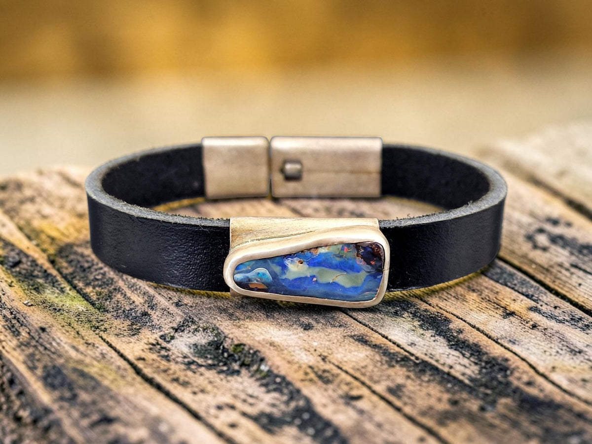 LeoLars-PABE Lederarmband mit Boulder Opal, mit 925er Silber, Opal mit Picture Stone mit partiellem bunten Opalfeuer, Unisex, Unikat, Handarbeit, Gesamtlänge 20cm