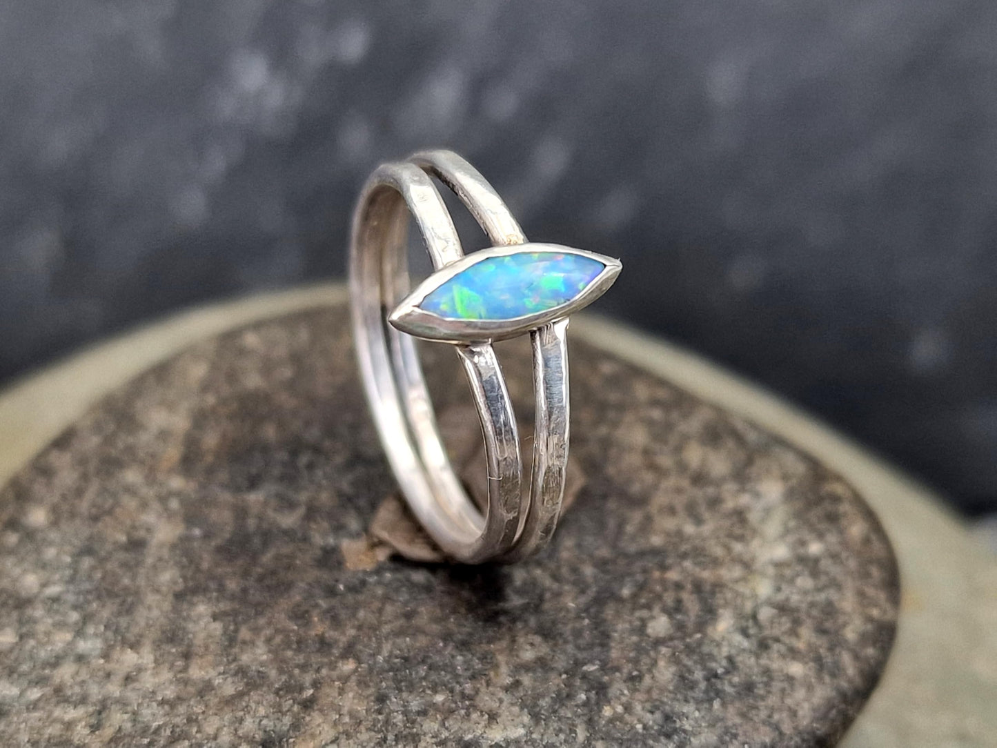 LeoLars-PABE Multicolor Lightning Ridge Opal Design Ring, aus 925er Silber, Gr. 55-56 (17,8), Opal in Navetteschliff, zierlich, Unikat, Handarbeit
