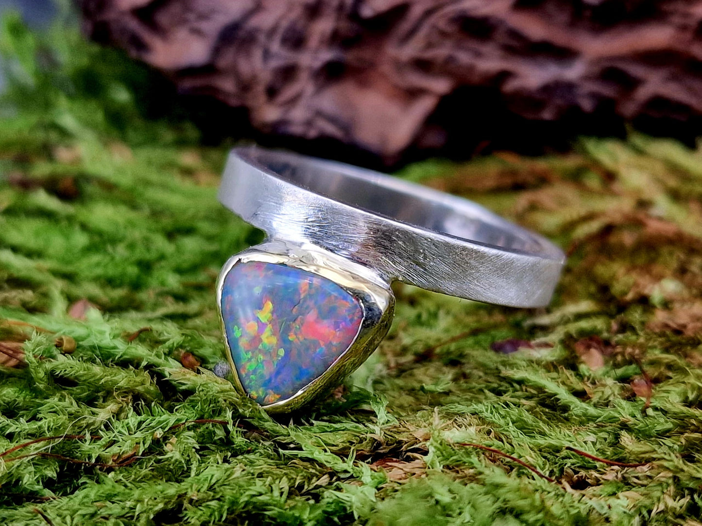 LeoLars-PABE Coober Pedy Chrystal Opal Design Ring aus 925er Silber, Gr. 57,5 (18,3), Opal mit Multicolor Opalfeuer in Gelbgold Fassung, Unikat, Handarbeit