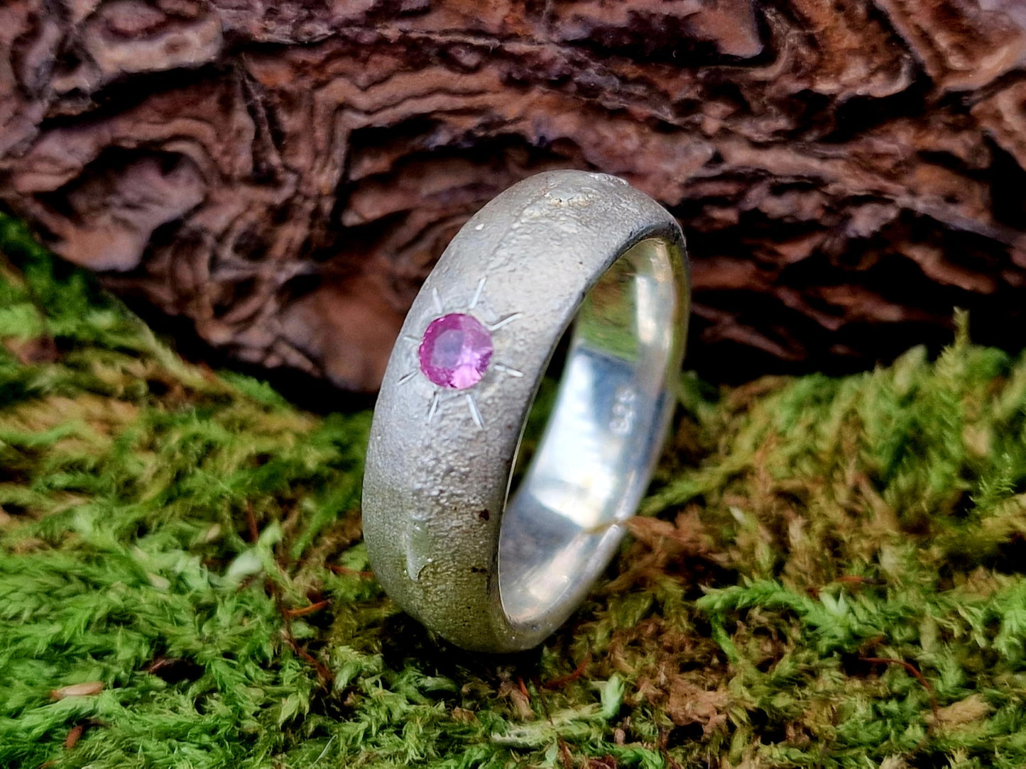 LeoLars-PABE Design Sandguss Ring, Gr.58 (18,5), Nr.163, aus 925er Silber mit eingeriebenem pinkfarbenem Saphir, typische Oberflächenstruktur, Design, Unikat