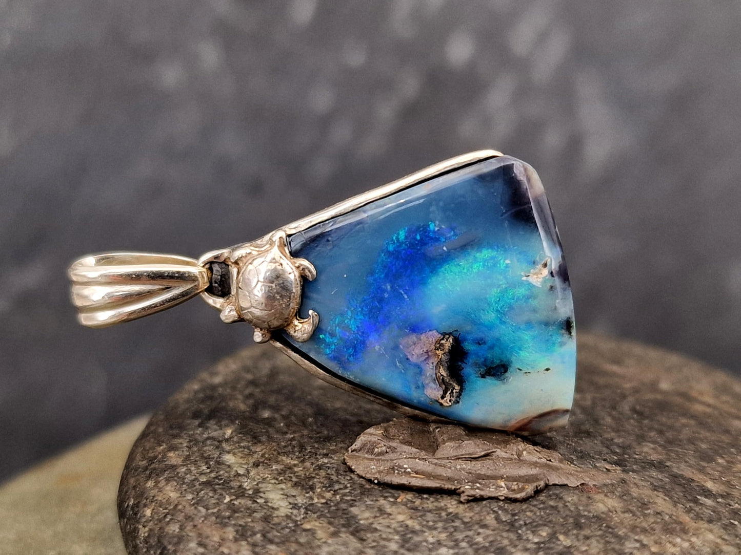 LeoLars-PABE Picture Stone Lightning Ridge Opal Design Anhänger aus 925er Silber, mit Meeresschildkröte, Atollblick, blau-grünes Opalfeuer, Unikat, Handarbeit, Unisex