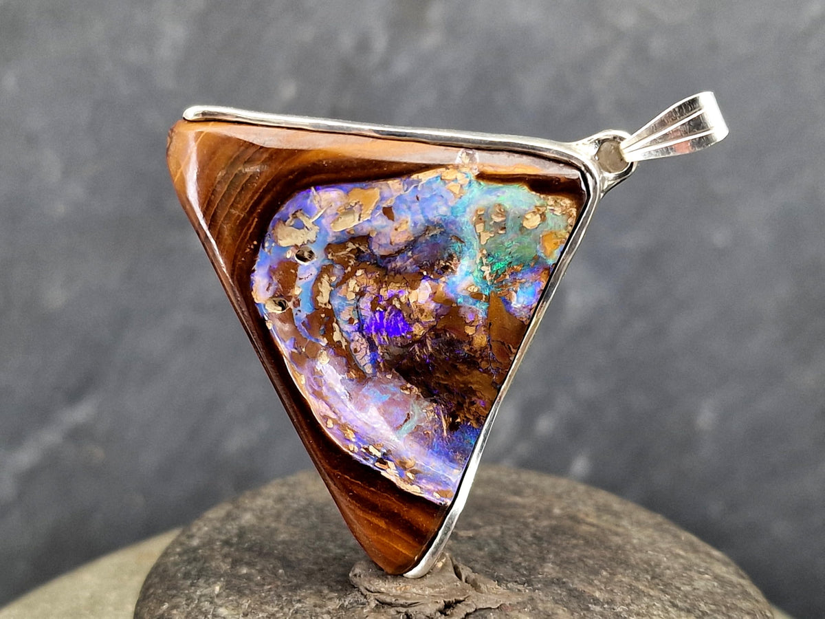 LeoLars-PABE Boulder Opal Design Anhänger aus 925er Silber, Opalnuss mit freigelegter Opalschicht, Opalfeuer in grün-blau und lila, brilliante Farben, Unisex, Unikat, Handarbeit