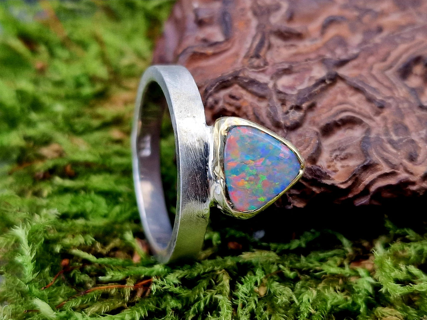 LeoLars-PABE Coober Pedy Chrystal Opal Design Ring aus 925er Silber, Gr. 57,5 (18,3), Opal mit Multicolor Opalfeuer in Gelbgold Fassung, Unikat, Handarbeit