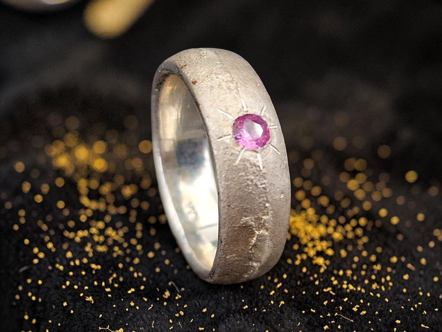 LeoLars-PABE Design Sandguss Ring, Gr.58 (18,5), Nr.163, aus 925er Silber mit eingeriebenem pinkfarbenem Saphir, typische Oberflächenstruktur, Design, Unikat