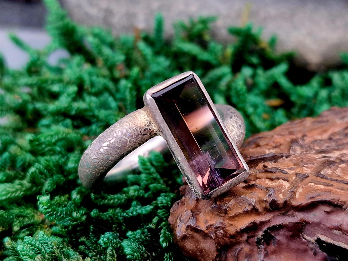 LeoLars-PABE Zweifarbiger Turmalin Design Ring aus 925er Silber, Stein von Pfirsich bis Rosa Farben, verdrehte und mattierte Ringschiene, Gr. 62 (19,7), Unikat, Handarbeit, Unisex