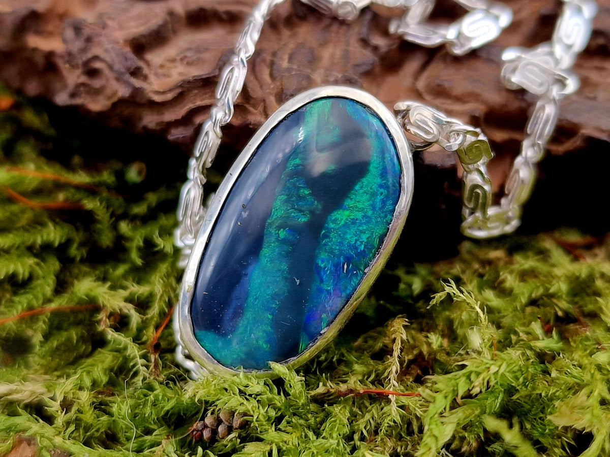 LeoLars-PABE Wunderschöner schwarzer Opal aus Lightning Ridge als Anhänger aus 925er Silber, Picture Stone mit grün-blauem Opalfeuer, incl. 45cm Silberkette Unikat, Handarbeit