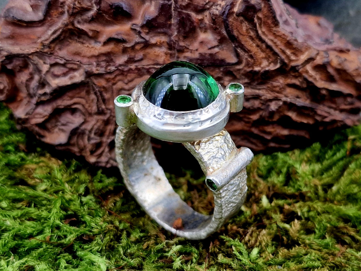 LeoLars-PABE grüner Turmalin Cabochon Design Ring mit 4 facettierten Tsavoriten aus 925er Silber, Gr. 63-64 (20,3), mit Struktur und im Bullaugen Design, Unikat, Handarbeit