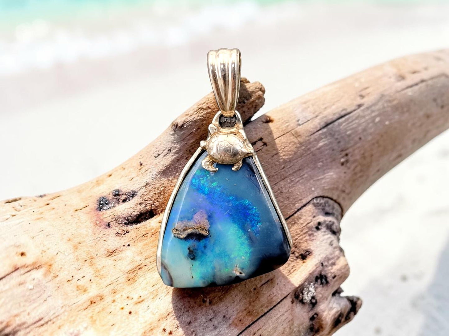 LeoLars-PABE Picture Stone Lightning Ridge Opal Design Anhänger aus 925er Silber, mit Meeresschildkröte, Atollblick, blau-grünes Opalfeuer, Unikat, Handarbeit, Unisex
