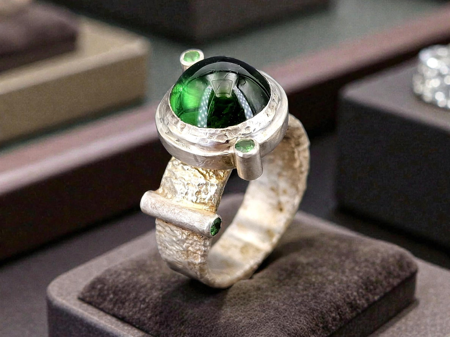 LeoLars-PABE grüner Turmalin Cabochon Design Ring mit 4 facettierten Tsavoriten aus 925er Silber, Gr. 63-64 (20,3), mit Struktur und im Bullaugen Design, Unikat, Handarbeit
