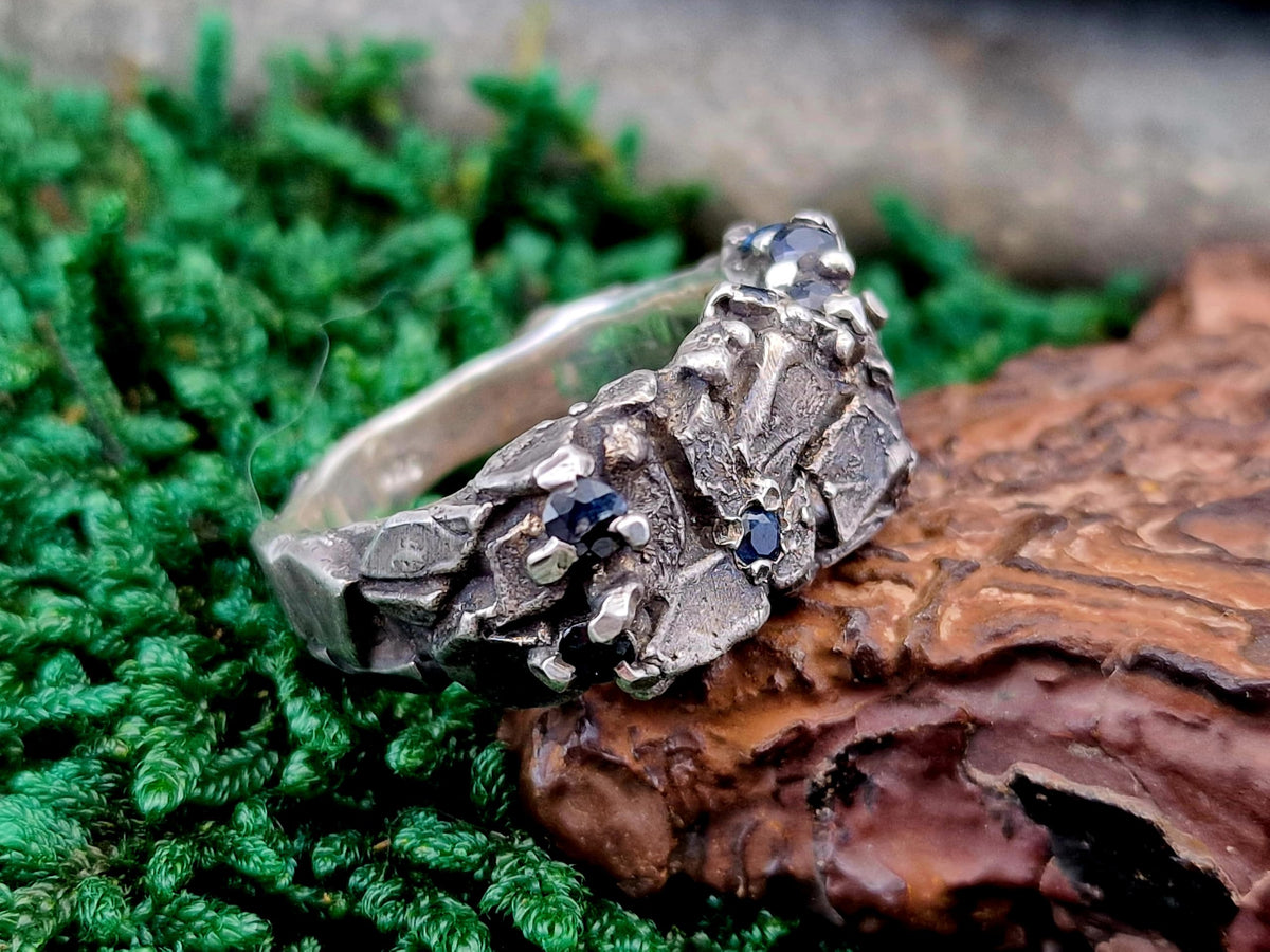 LeoLars-PABE Blauer Saphir Design Ring The Rock, aus 925er Silber, teilgeschwärzt, Gr.63 (20), kunstvolle Stein Struktur mit eingearbeiteten Saphiren, Unisex, Unikat, Handarbeit