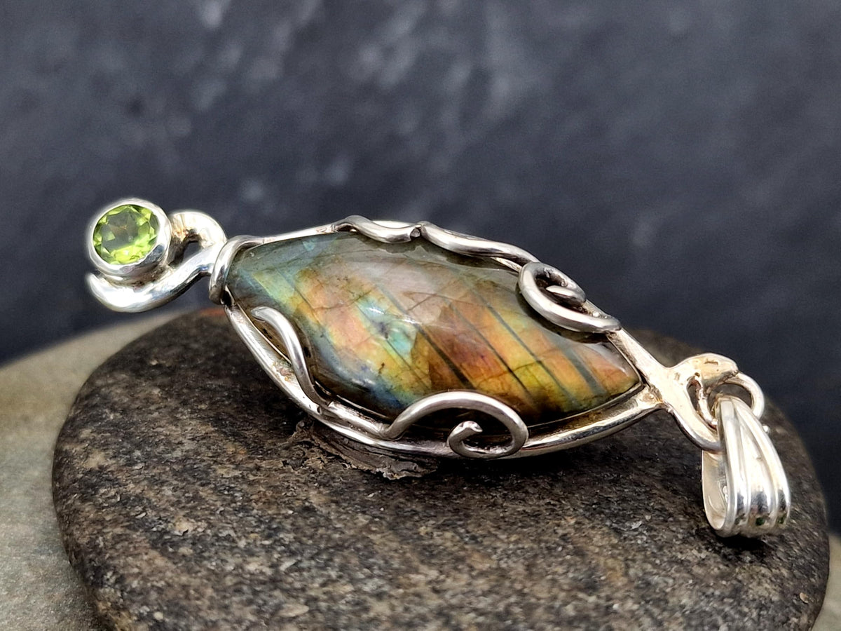 LeoLars-PABE Magisch mystischer Anhänger mit Labradorit und Peridot, aus 925er Silber, Unikat, Handarbeit, Unisex
