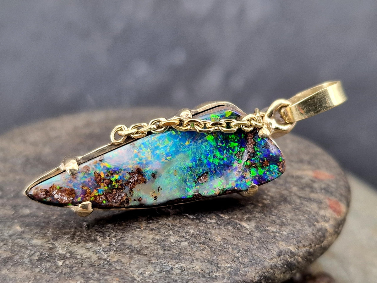 LeoLars-PABE Traumhafter Boulder Opal Design Anhänger aus 585er Gelbgold, Opal mit herrlichem brilliantem Multicolor Opalfeuer, Krappenfassung, Goldkette als Designelement, Unikat, Handarbeit, Unisex