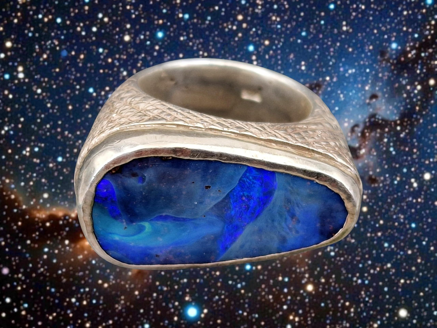 LeoLars-PABE sehr großer und schwerer Boulder Opal Design Ring aus 925er Silber, Gr.61 (19,5), mit Oberflächen Struktur, Opal mit blauem und grünen Opalfeuer, Unisex, Unikat, handarbeit