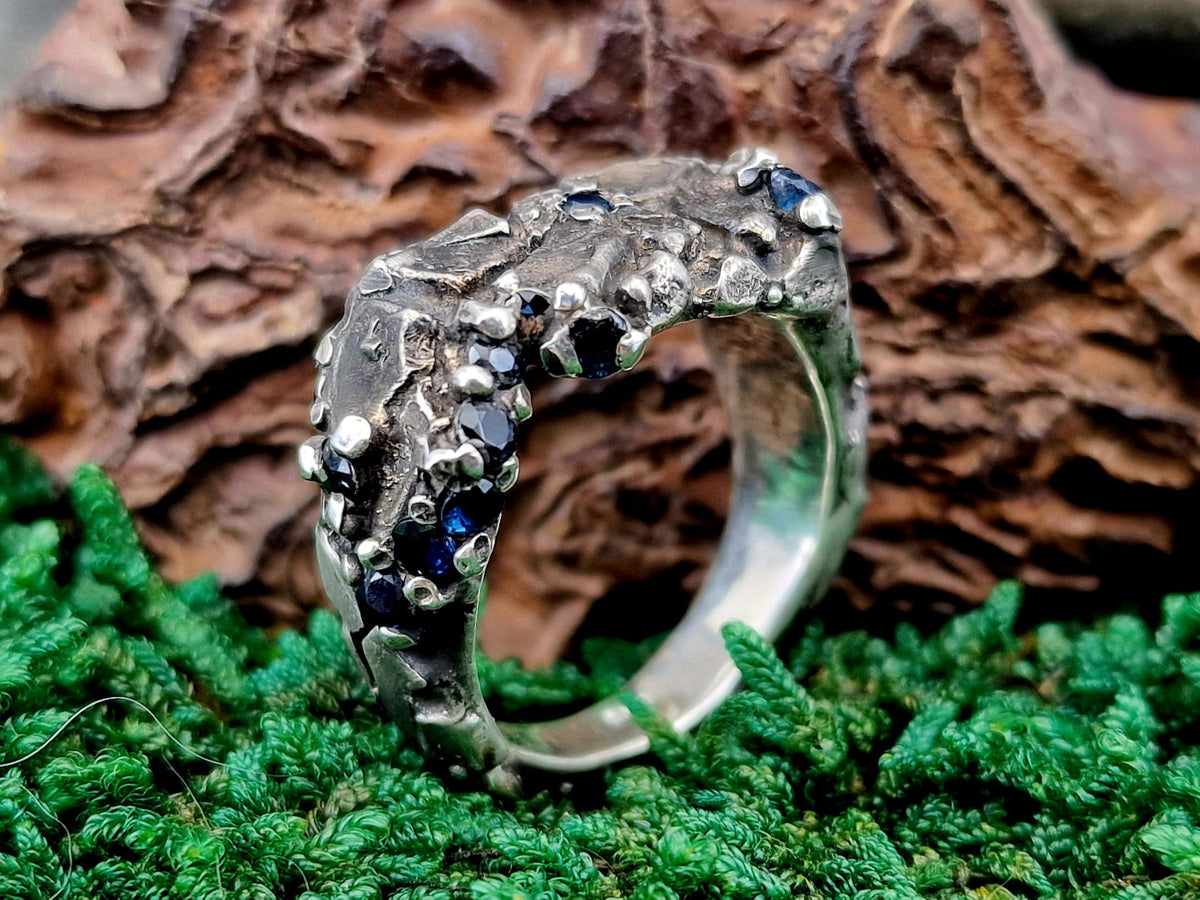 LeoLars-PABE Blauer Saphir Design Ring The Rock, aus 925er Silber, teilgeschwärzt, Gr.63 (20), kunstvolle Stein Struktur mit eingearbeiteten Saphiren, Unisex, Unikat, Handarbeit