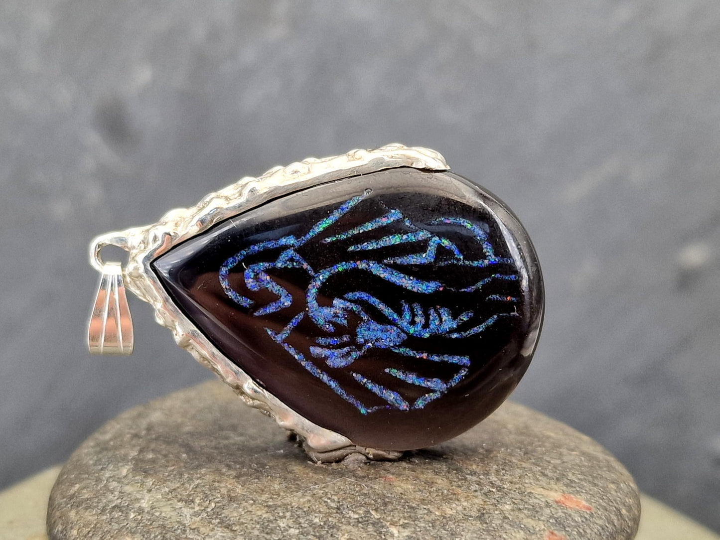 LeoLars-PABE Gecarvter Obsidian Design Anhänger mit Drache aus bunten Opalsplittern, aus 925er Silber mit organisch natürlicher Oberfläche, Drachenanhänger, Unisex, Unikat, Handarbeit