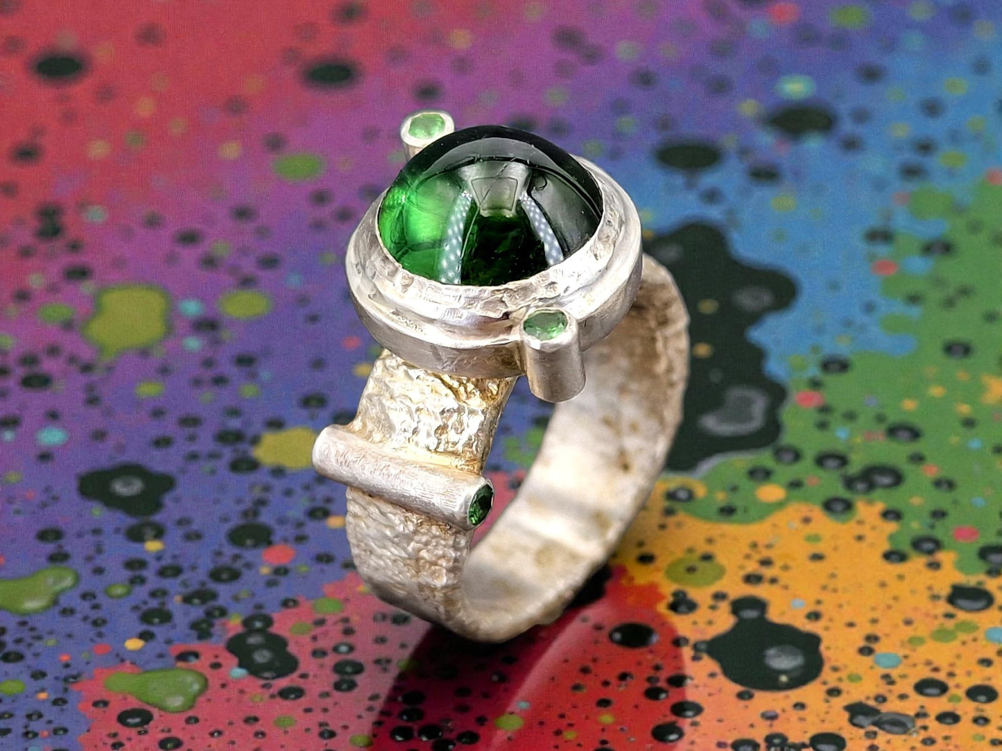 LeoLars-PABE grüner Turmalin Cabochon Design Ring mit 4 facettierten Tsavoriten aus 925er Silber, Gr. 63-64 (20,3), mit Struktur und im Bullaugen Design, Unikat, Handarbeit