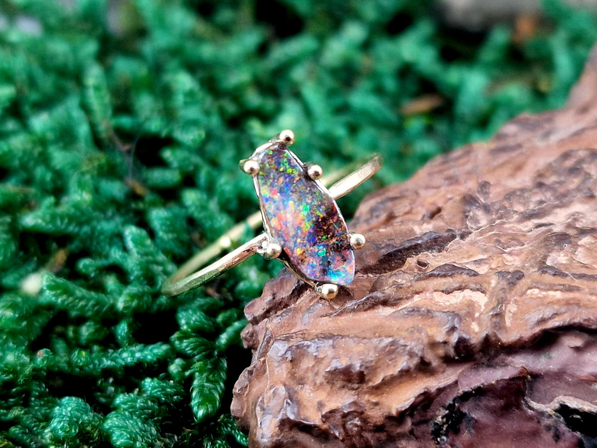 LeoLars-PABE Feiner und zarter 585er Gelbgold Ring, Boulder Opal mit Multicolor Opalfeuer, Gr.56 (18), Unikat, Handarbeit