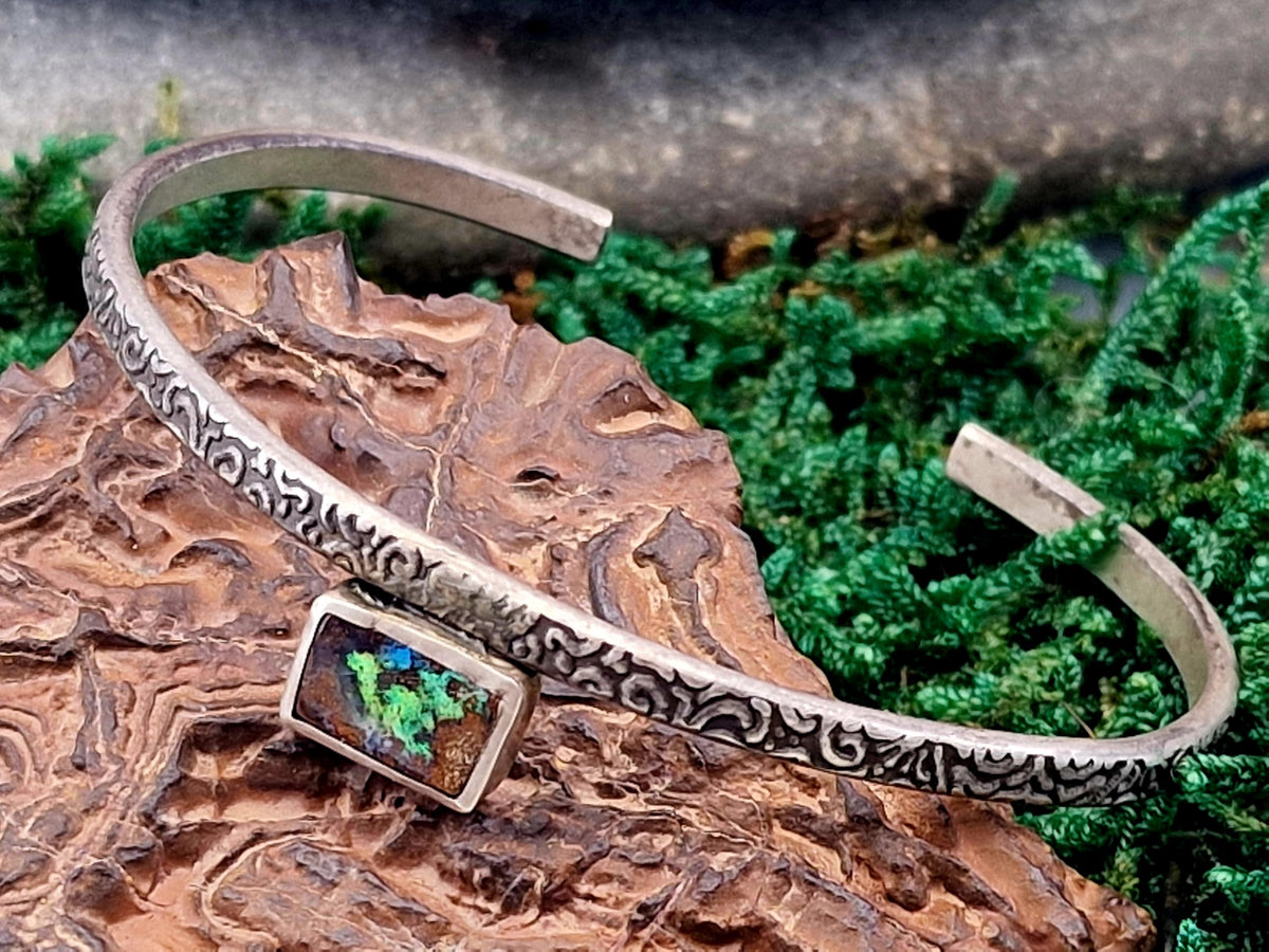 LeoLars-PABE Armreif mit aufgeprägtem Muster, teilgeschwärzt, aus 925er Silber, Boulder Opal mit grünem, blauem und rotem Opalfeuer, Unisex, Unikat, Handarbeit