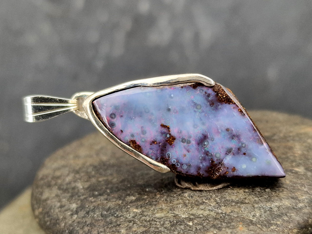 LeoLars-PABE Boulder Opal Anhänger aus 925er Silber, grau-blaue gemeine Opalschicht mit pastell rotem Opalfeuer, Unikat, Handarbeit